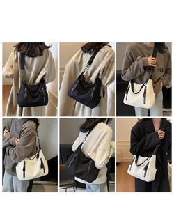Mehrere Ansichten minimalistischer Umhängetaschen aus schwarzem und beige Segeltuch