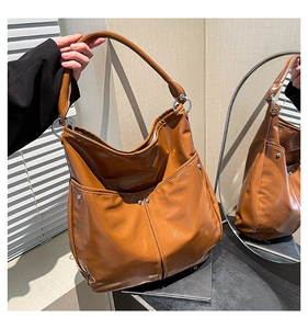 Vue détaillée du sac cabas caramel au fini brillant avec rivets argentés sur les poches