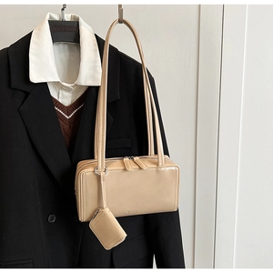 Dettaglio borsa beige con doppia cerniera e mini borsellino rimovibile coordinato