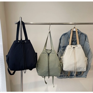 Sac à dos en nylon à cordon en noir, vert haricot et beige avec poches latérales