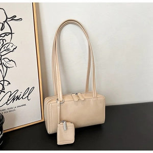 Dettaglio della borsa sottobraccio in pelle crema con mini portamonete coordinato