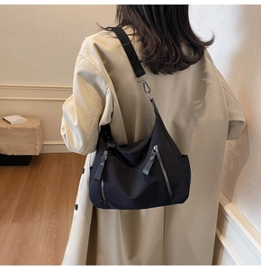 Detailansicht der schwarzen Hobo-Tasche mit verstellbarem Gurt und Seitentaschen