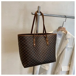Grande borsa tote con monogramma motivo M marrone e spalline in pelle marrone
