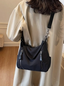Vielseitige schwarze Canvas Umhängetasche mit Multi-Taschen-Design am Model