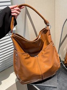 Sac fourre-tout en cuir PU poli marron caramel avec rivets argentés et style hobo