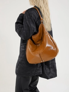 Grand sac cabas marron en similicuir brillant avec cluir brillant avec clous argentés et coupe V