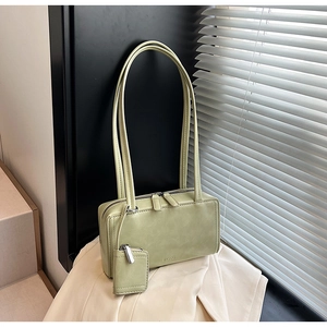Dettaglio borsa a spalla verde chiaro in ecopelle con mini portamonete coordinato