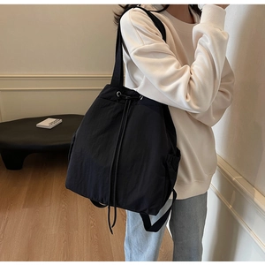 Détail du sac à cordon en nylon noir imperméable avec large bandoulière ajustable