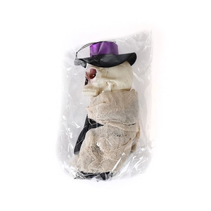Détail d'un crâne d'Halloween avec chapeau haut de forme noir et maille beige emballé