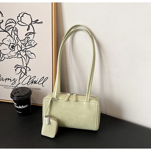 Dettaglio della borsa a tracolla verde chiaro con mini pochette coordinata e zip