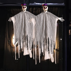 Squelettes suspendus d'Halloween avec chapeaux violets et robes en résille pour déco