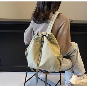 Gros plan d'un sac à dos à cordon vert clair avec poche latérale et texture nylon