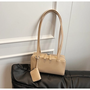 Dettaglio borsa a spalla beige lucida in ecopelle con mini pochette coordinata e cinturini