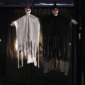 Fantômes squelettes d'Halloween suspendus avec chapeau haut de forme violet et couronne