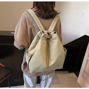 Détail d'un sac à dos cordon en nylon vert clair avec cordons réglables et poches