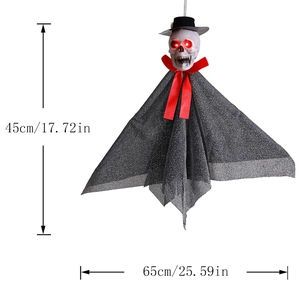 Λεπτομέρεια κρεμαστού σκελετού 45x65cm με καπέλο και μάτια LED που φωτίζουν έντονα