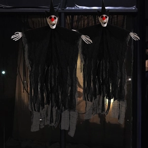 Détail de fantômes d'Halloween suspendus avec des robes en gaze noire et nez de clown