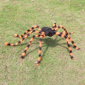 Primer plano de araña gigante peluda negra y naranja con ojos rojos para Halloween
