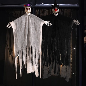 Fantômes squelettes d'Halloween suspendus avec robes en gaze blanche et noire