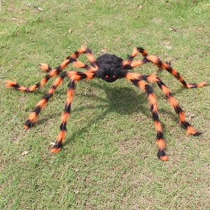 Primer plano de araña gigante de Halloween con cuerpo de felpa negra y patas naranjas