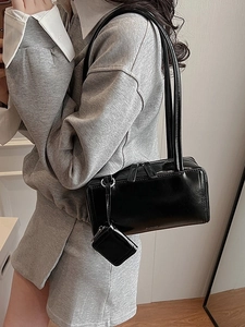 Borsa a spalla minimalista in pelle lucida nera con mini portamonete e doppi spallacci