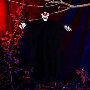 Squelette de clown d'Halloween suspendu avec robe noire et nez rouge sous lumière sombre