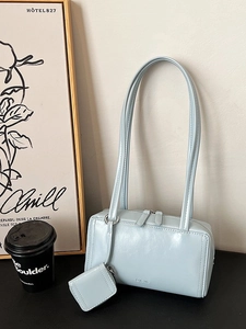 Borsa a spalla minimalista blu chiaro in pelle sintetica con spalline lunghe e mini charm