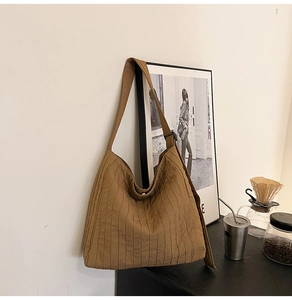 Détails de texture du sac cabas plissé marron avec boucle de sangle métallique