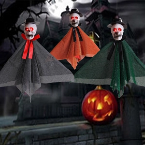Τρία κρεμαστά φαντάσματα Halloween με νεκροκεφαλές και μάτια LED σε σκοτεινό σκηνικό