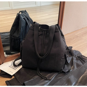Double vue d'un sac à dos noir à cordon montrant l'avant et l'arrière par réflexion