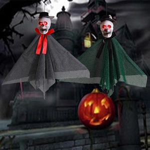 Κρεμαστά φαντάσματα Halloween με κόκκινα LED μάτια και κάπες με πλέγμα για τρομακτική διακόσμηση