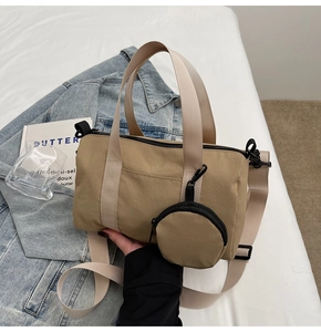 Sac cylindre en nylon kaki avec mini porte-monnaie et bandoulière réglable sur blanc