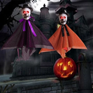Λεπτομέρεια με δύο φωτεινούς σκελετούς Halloween με μωβ και πορτοκαλί κάπες από δίχτυ