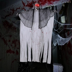 Vue macro d'un fantôme d'Halloween avec yeux rouges brillants et tissu taché de sang