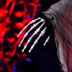 Gros plan d'une main de squelette avec tissu résille pour décor d'Halloween terrifiant