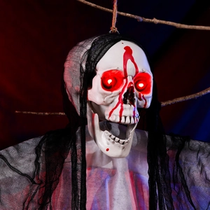 Décoration suspendue crâne d'Halloween avec yeux rouges brillants et visage ensanglanté