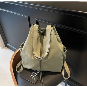 Détails du sac à dos vert clair avec cordon de serrage et poches latérales fonctionnelles
