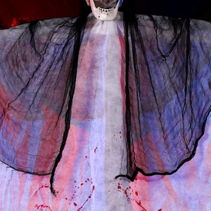 Gros plan du fantôme d'Halloween montrant la texture des mailles et les taches de sang