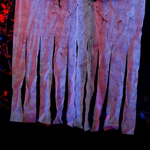 Détail de gaze blanche de Halloween avec éclaboussures de sang rouge et effet déchiré