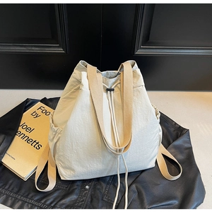 Vue détaillée d'un sac à dos cordon blanc cassé avec texture en nylon