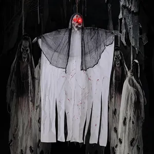 Fantôme d'Halloween suspendu avec yeux rouges brillants et robe blanche ensanglantée