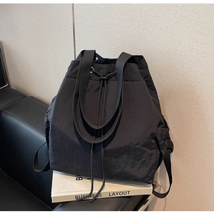 Détail du sac à dos en nylon imperméable avec cordon de serrage et poches latérales