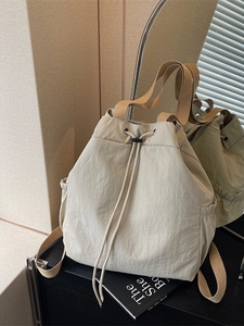 Sac à dos en nylon beige avec cordon et sangles marron pour le voyage et les loisirs