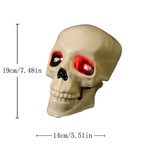 Vue détaillée du crâne d'Halloween avec yeux LED rouges et dimensions 19cm sur 14cm