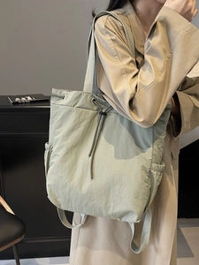 Sac fourre-tout minimaliste vert clair pour femme en nylon avec cordon de serrage pratique