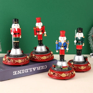Set de cuatro cajas de música de Cascanueces giratorias con pequeños trenes
