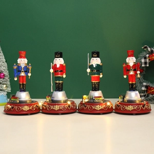 Detalle de cuatro figuras de cascanueces luminosos con luces LED y base de trenecito