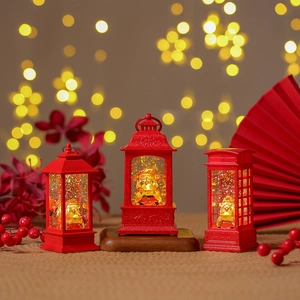 Drei rote LED-Laternen mit goldenen Caishen-Figuren für die Neujahrsdekoration
