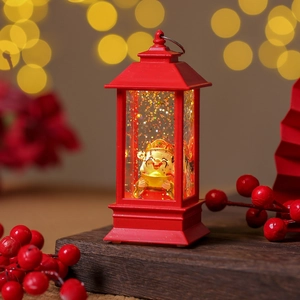 Detailansicht der Caishen-Figur in einer festlichen roten Laterne mit goldenem Glitzer