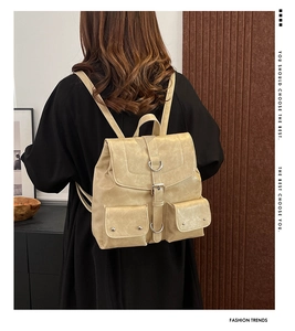 Détails du sac à dos vintage crème avec boucles en D et poches cloutées sur un mannequin